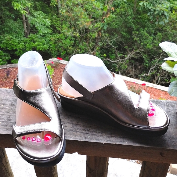 L'Amour Des Pieds Metallic Champagne Gold Color Leather Platform Sandals - Picture 11 of 16